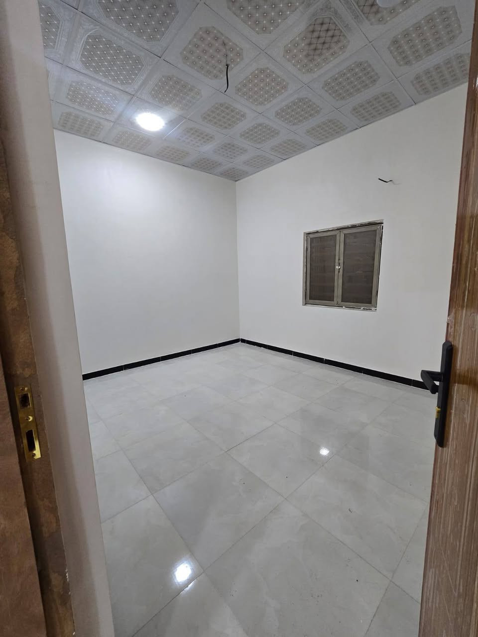 دور سكن للبيع بناء 2025
جنس العقار طابو ملك صرف زراعي بسم عراقي اصولي سند ٢٥

#المساحه240متر

يحتوي البيت على غرف  منام2
و ديوان
و مطبخ 
او مناور
و صاله و وصحيات داخلي وخارجي 
كراج ساره حديقه
العنوان بصره كوت ثوني مقبيل صنعيه حمدان100متر
موقع راقي 😎 

جميع الخدمات متوفره ماء كهرباء شارع 8 
شغل البيت كله درجة أولى

السعر75 مليون  و بي مجال للشراي
للاستفسار تصل‪ ***********
ابو رقيه
