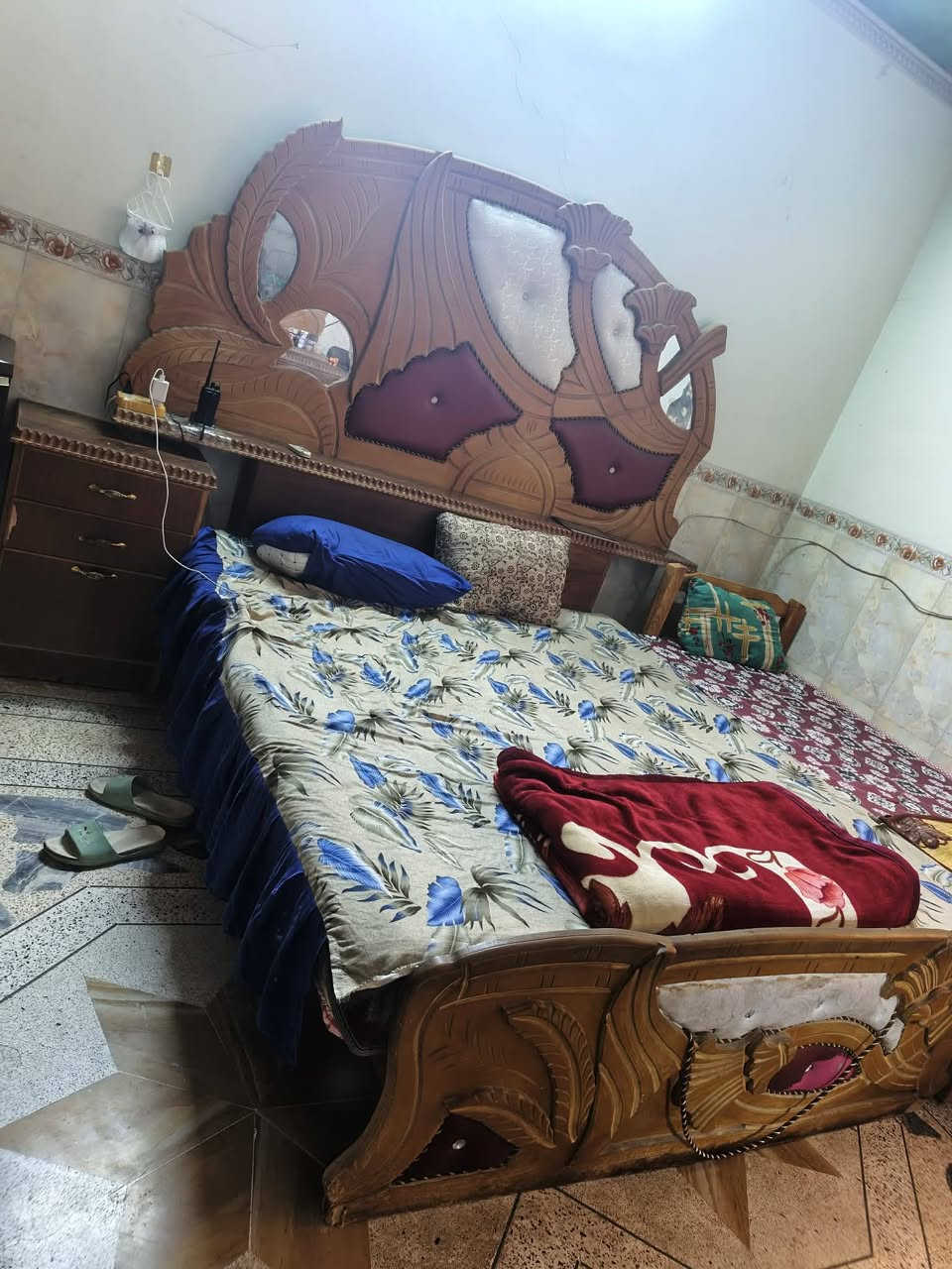 السلام عليكم  غرفه نوم  خشب عراقي ثقيل قنصور 5 بواب نضيفه بس يردلها صبغ  سعر التوصيل على رقم ***********
