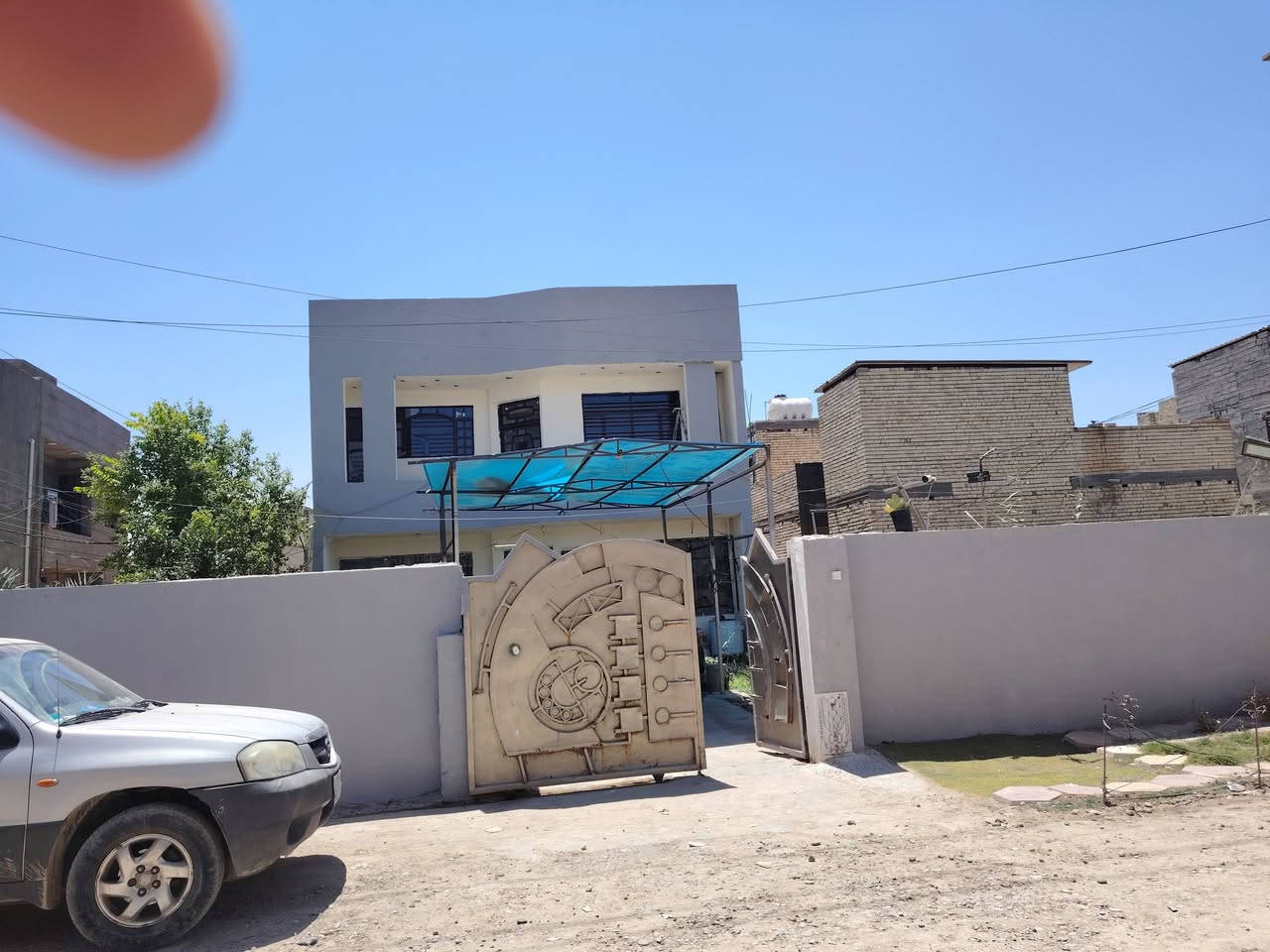 بيت للبيع نهاية شهداء البياع خلف سوق رضا زراعي بناء حديث اربع غرف فوق وتحت مساحة ٤٠٠ متر رقم تلفون ***********

