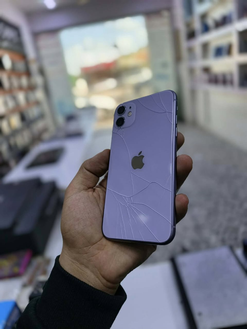 11 عادي
ذاكره 128
بطاريه 100 مستبدله اصليه 
مبدل شاشه اصليه تفصيخ 3 خيارات
فيس ايدي شغال✅
***********
