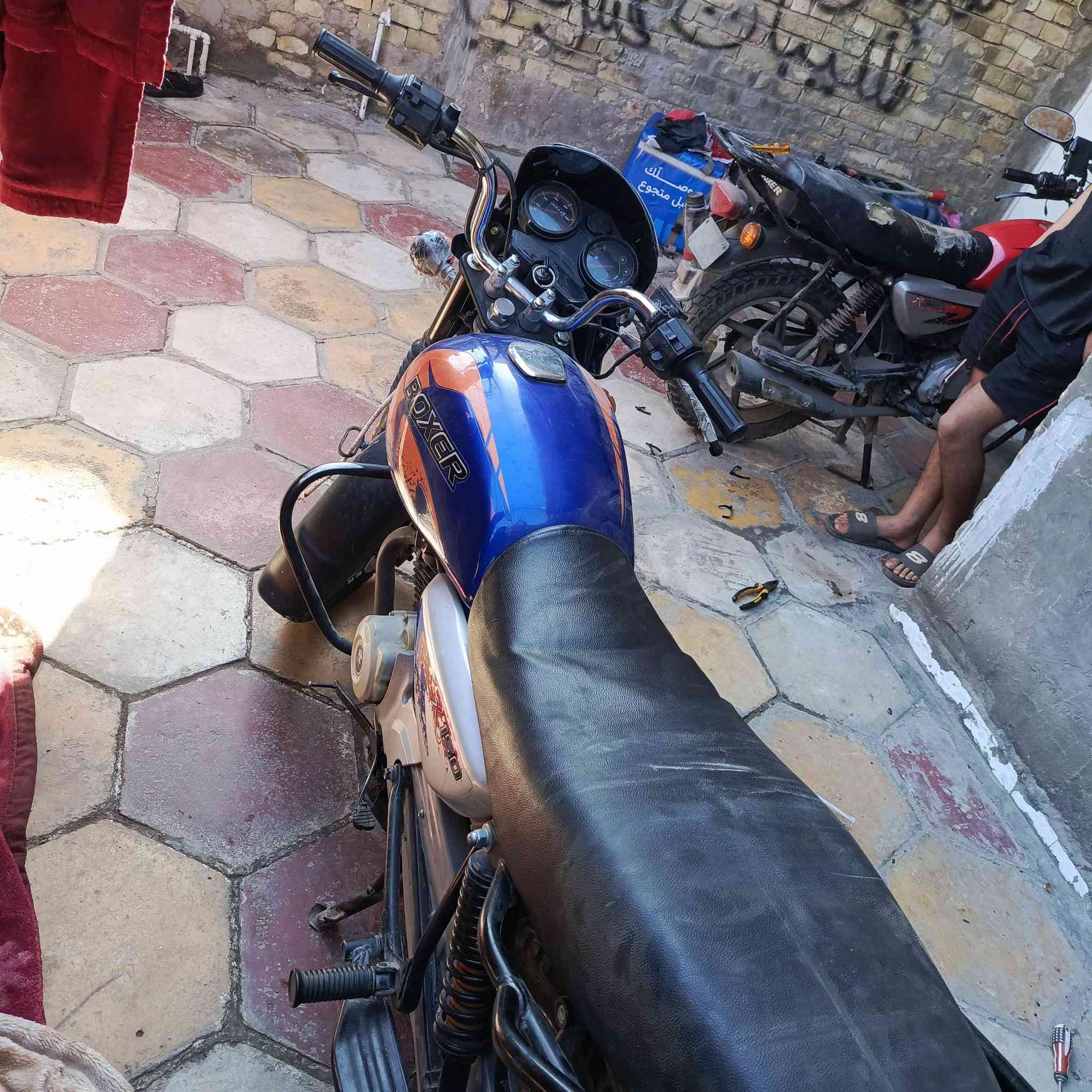 سلام عليكم دراجه بوكسر موديل 20023سنويه باسمي تحويل ثاني يوم تتحول بغداد مشروع وطني دراجه مجفته وبيه نواقص بسيطه تجي تكلب وشوف رايده مليونين وبيه مجال شراي يتصل ***********
