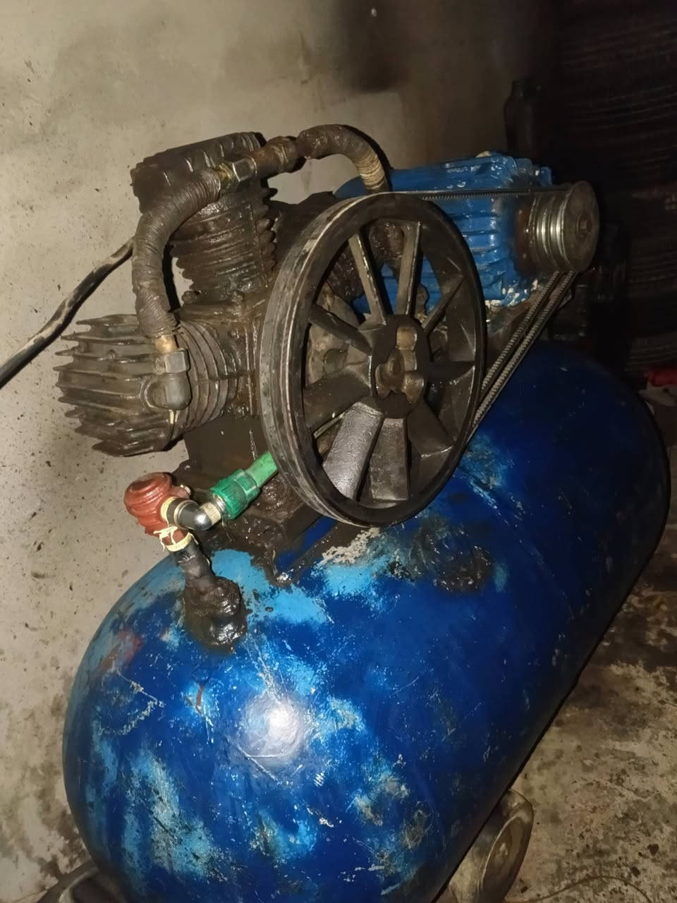 ﴿اللهم صل على محمد وآل محمد ﴾: السلام عليكم كمبريسر صدامي ثقيل الوزن ٣ بستم تتريس سريع حجم البطل (٤٥٠-L) ماطورها ٧.٥ تفصل عند القياس المحدد وبيها نظام حمايه من الكهرباء السعر بـ ٦٥٠ وبيها مجال بسيط 
م :  واسط - الحفريه - شويفي 
***********
