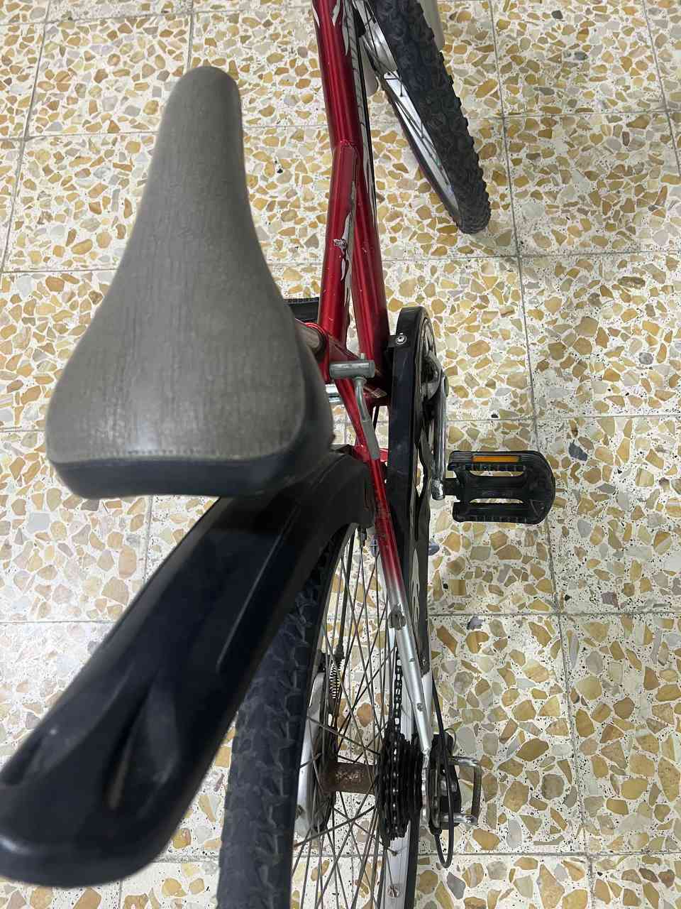 السلام عليكم شباب بايسكل للبيع حجم ٢٤ ياباني أصلي داينمو كير ٦ نمره وكله أصلي وجديد
الرقم***********
