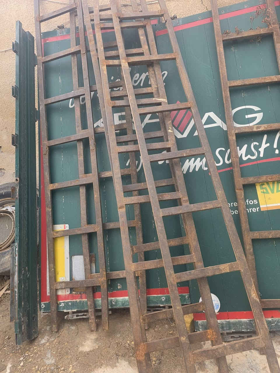 ا
السلام عليكم...
بيبان شمتز عدد ٢ كلش نضيفات ودنك شمتز وكرونه وجادر سقف شمتز ومحجرات ارتفاع ١٢٠ سم  
***********/ابو عباس
