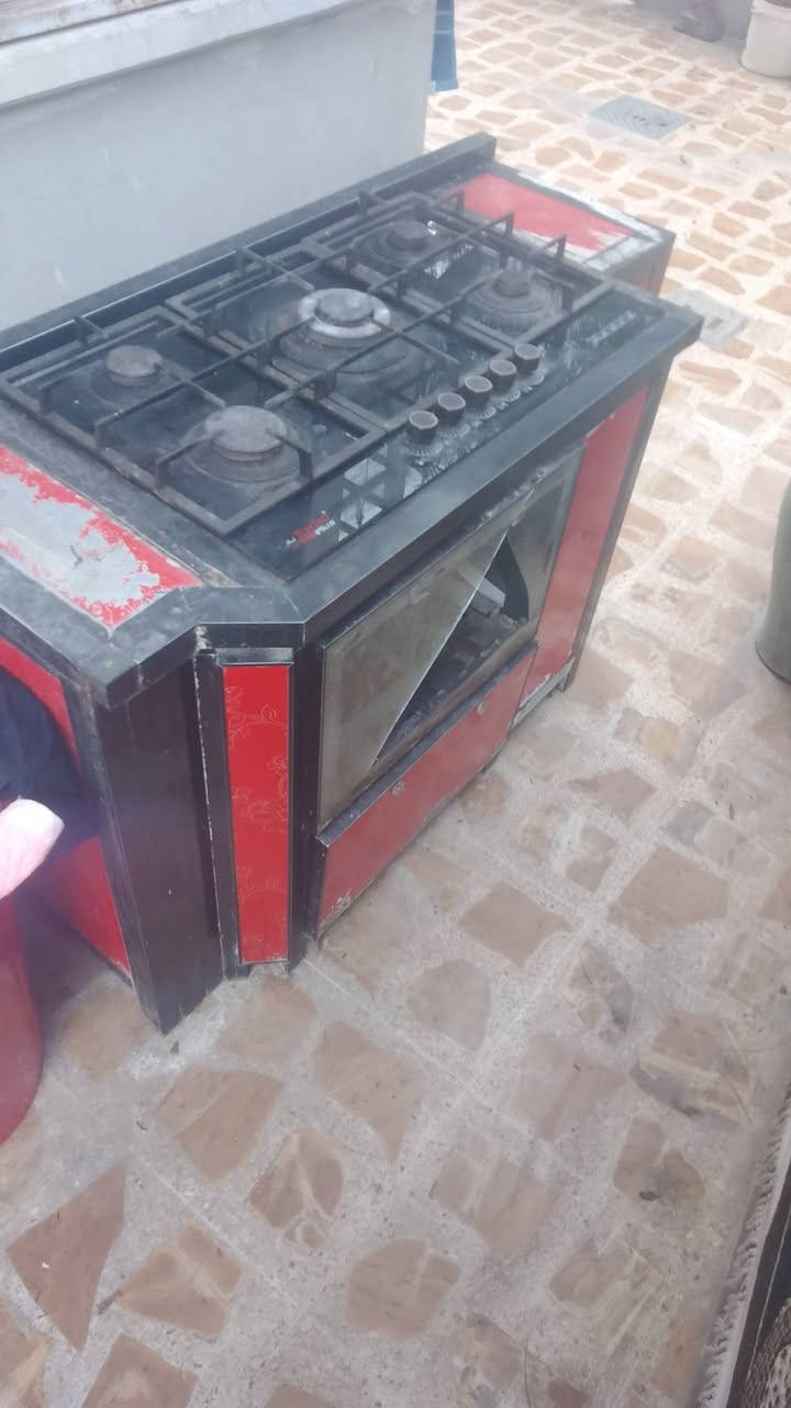 هاي اغراض كدامكم للبيع طباخ منضدي وكاونتر سعرة 40  ، هذي عصارة و ثرامة مكتوب سعر عليها 
رقم:***********
