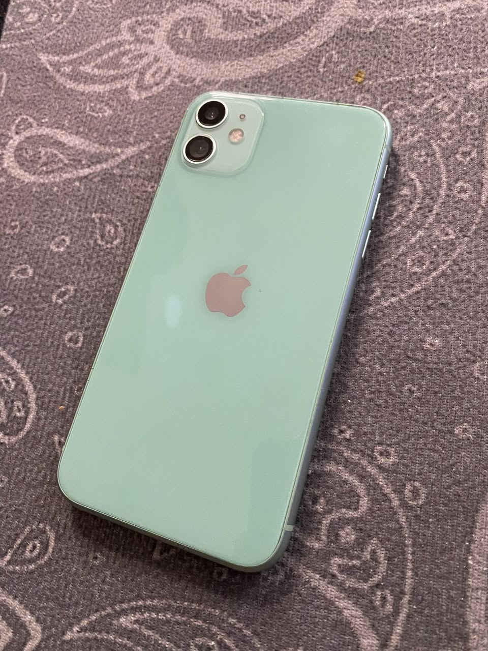 ايفون 11 عادي 
الذاكرة : 128GB 
دبل شريحة ( 2 سيمكارت ) 
مبدل شاشة اصلية ( 3 خيارات )
بطارية 100‎%‎ 
فيس ايدي شغال 
وياه كارتونه فقط
اللون فستقي💚
مكاني كربلاء قرب مستشفى العباس الأهلي 
***********
السعر 250 الف و بي مجال بسيط حگ الجية 
الجهاز نضيف و كل تفاصيلة مكتوبة
الشراي يتصل و بي خير و يدلل

