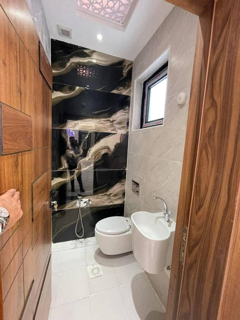 💢 دار حديث 2024  سند مستقل للبيع في الكرادة💢
📍 العنوان : الكرادة محلة 903 قرب كنيسة الارمن 

🔻 المساحة : 266 م

🔺 الواجهة : 8 م   

💢 سند مستقل

🔸المحتويات : 6 غرف نوم (نظام سويت) - غرفة خدامة - صالة كبيرة جداً - هول داخل - مطبخ - مجموعات صحية + حمام ضيوف - كراج - حديقة

▪️جودة البناء جداً عالية وبمواصفات حديثة  

💲السعر : عند الاتصال او حضورياً   

🔷للاستفسار الاتصال على 

*********** ☎️

*********** ☎️

💢شركة عصر حمورابي للاستثمار والتطوير العقاري 💢

📌عنوان الشركة : الكرادة - شارع العطار 

▪️الشركة مجازة رسمياً ▪️

✅نستقبل جميع العروض والطلبات العقارية ✅
