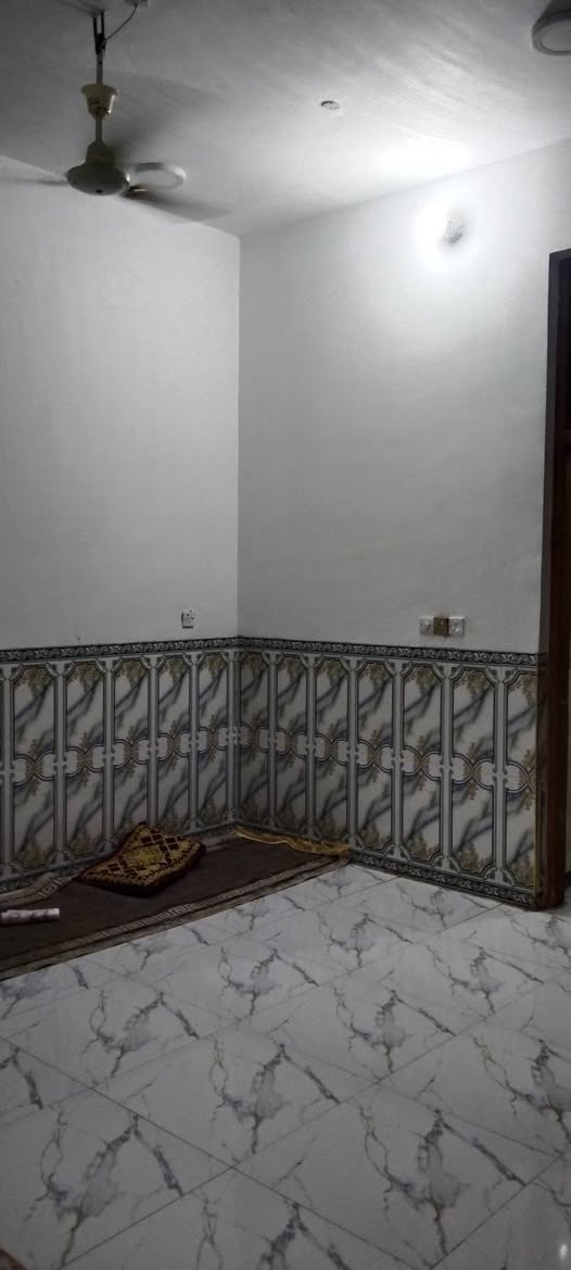 بيت للبيع
على شكل شقتين 
يرهم يتأجر شقتين 
150 متر مربع 
حي السيدة زينب 
قريب الحلولي 
الشارع المقابيل بيت علي ال حامي نهاية الخدمي 
طابقين
الطابق الاول 
غرفتين وصاله ومطبخ واستقبال وصحيات داخيه وخارجية ودرج داخلي وخارجي 
الطابق الثاني 3 غرف وصاله ومطبخ وصحيات داخيه وخارجية 
ملاحظة البيت مطلوب اسكان 13 مليون 
للاستفسار الاتصال على الرقم ***********
