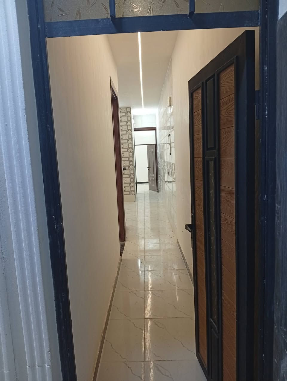 مشتمل مساحة 100 متر مع الشارع للبيع العنوان بغداد الكرخ  منطقة الدوانم نهاية الشرطة الخامسة يحتوي المشتمل على 2 غرف نوم وصالة ومطبخ وخدمات واتساب ***********
