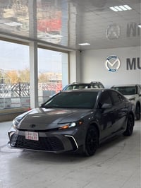 كامري هايبرد SE • ٢٠٢٥ • صفره ٨٠٠ مايل