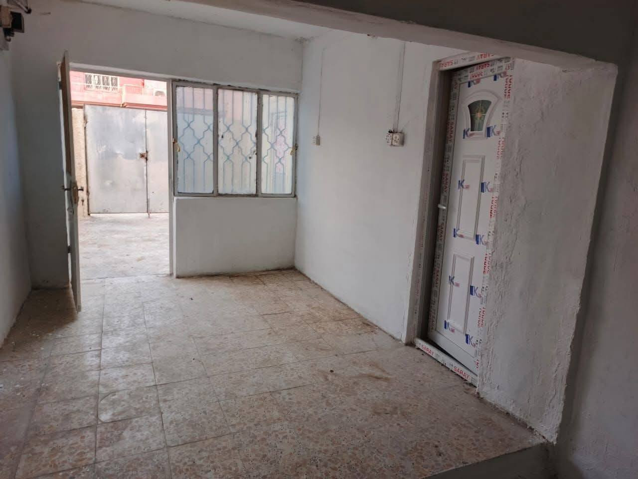 دار للايجار المساحه 100متر 
جديد ونظيف بي غرفه كبيره وهول كبير ومطبخ ومجمع صحيات 
الحله حي العسكري شارع المكاتب خلف اسواق كلشي وكلاشي
***********
