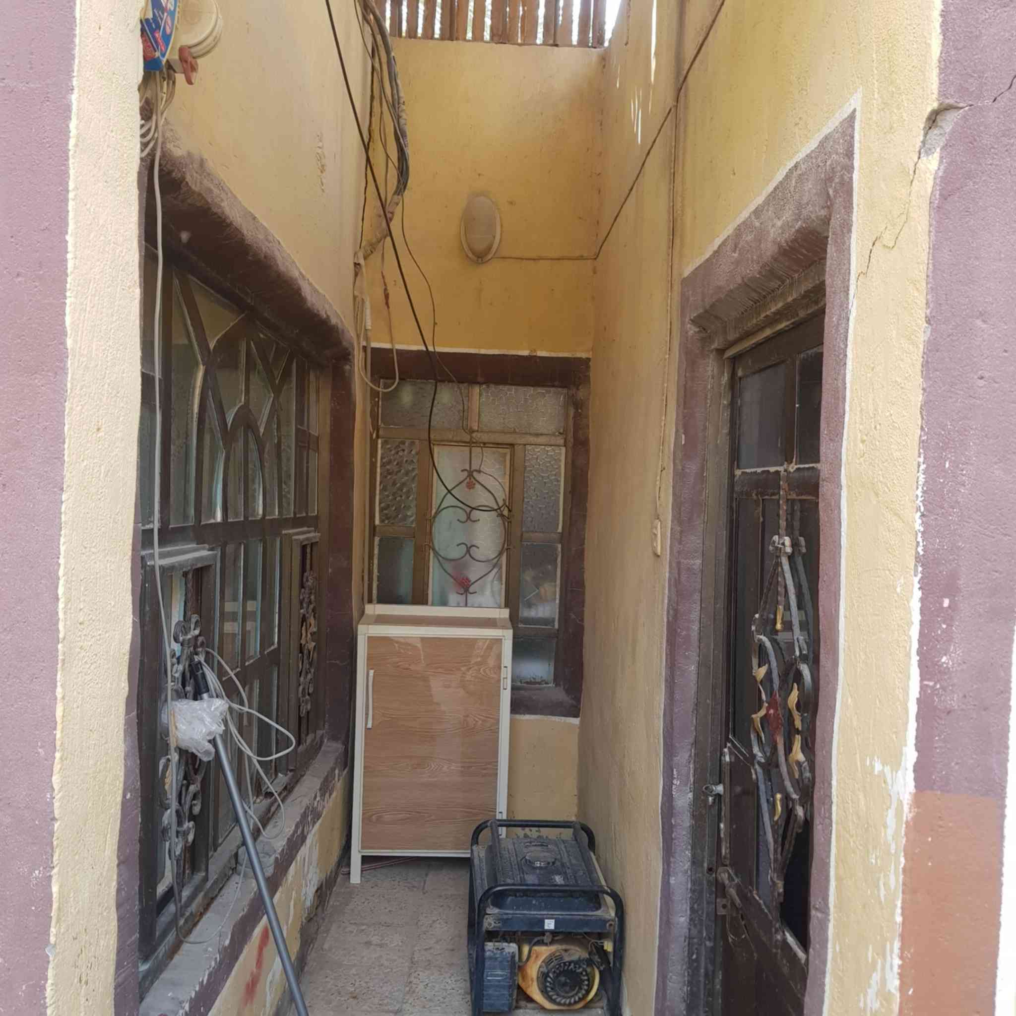 بيت للبيع طابو صرف 
مساحته 171 متر 
يحتوي البيت على غرفتين وصاله واستقبال ومطبخ وصحيات 
ومنور على طول البيت وكراج سياره 
موقع البيت خلف بيت سيد فليح 
الاستفسار مراجعه المكتب عادل الزيادي 
قرب كراج الطبكه 
عادل ***********
علي ***********
