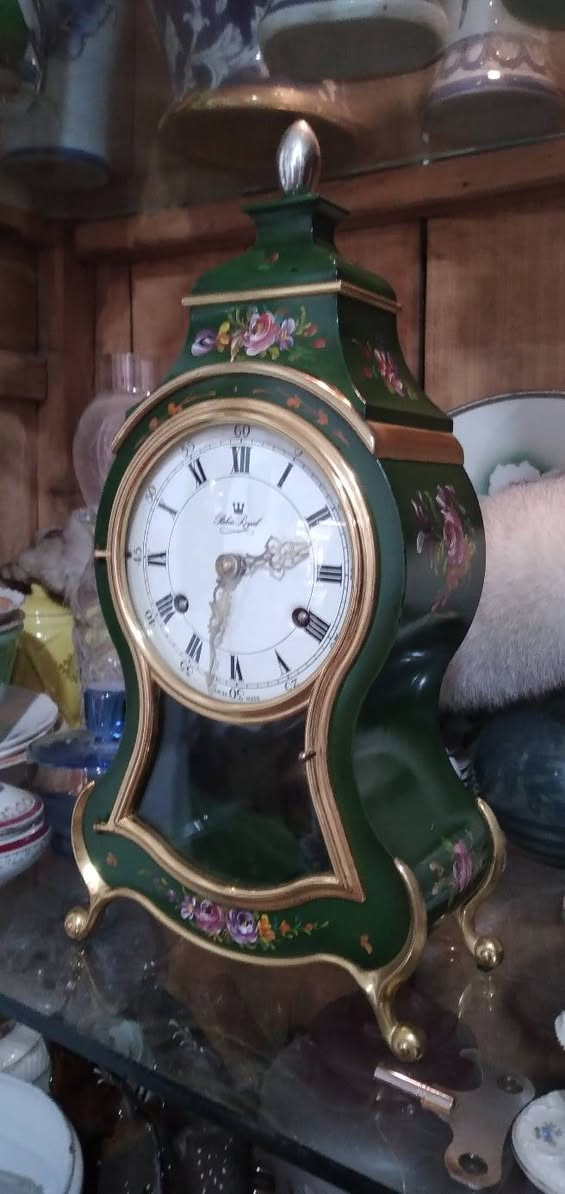 ساعةNeuchâteloise(نوشاتيل) سويسرية الطراز، وهي قطعة كلاسيكية أنيقة جداً وتُعرف بتصميمها الذي يجمع بين الفن السويسري والذوق الفرنسي.
​الماركة: "Palais Royal" (باليه رويال)، وهي علامة تجارية سويسرية معروفة بإنتاج ساعات الحائط والطاولة ذات الطراز الفاخر والتقليدي.
​الصناعة: مكتوب أسفل الميناء"Swiss Made"، مما يؤكد جوده الماكينة السويسرية الداخلية.
​التصميم: تأتي بلون أخضر داكن (Green Lacquer) مزين بنقوش يدوية لأزهار ملونة، مع إطارات مذهبة وتصميم انسيابي يشبه الكمان وهو ما يميز ساعات "نوشاتيل".
​الميناء: يحتوي على أرقام رومانيةكلاسيكية للساعات، وأرقام عربية للدقائق (5، 10، 15...)، مع وجود فتحتين للمفتاح (واحدة للوقت وأخرى لضبط صوت الرنين)
ساعة طاولة أو رف​ تدق الساعة كل ساعة ونصف 
​ النقوش اليدوية واللون الأخضر بحالةجيدةالماكينة هي أصلية وتعمل بانتظام


**إذا كنت صاحب هذا الإعلان وتريد حذفه لأي سبب، رجاءا أرسل رسالة إلى الدعم الفني**