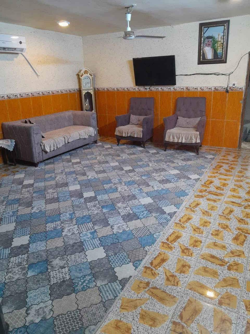 دار البيع مللك طابو صرف مساحته ١٠٠ متر واقع حال ١٠٥
الواجهه ٥ ونص ونزال ٢٠ طابق الاول  طرمه مساحته واسعه 

واستقبال مساحته هم واسعه  وغرفه ومطبخ  وحمام 

وطابق ثاني غرفتين   البيت عكاده بناء قديم 

حي اور  حسينيه المصطفى  

شارع المدارس أو  شارع سكلات محله ٣٢٩ 

السعر  قفل ١٧٠

‏ ‭٠٧٧٤ ٦١١ ٧٧٢٨‬
