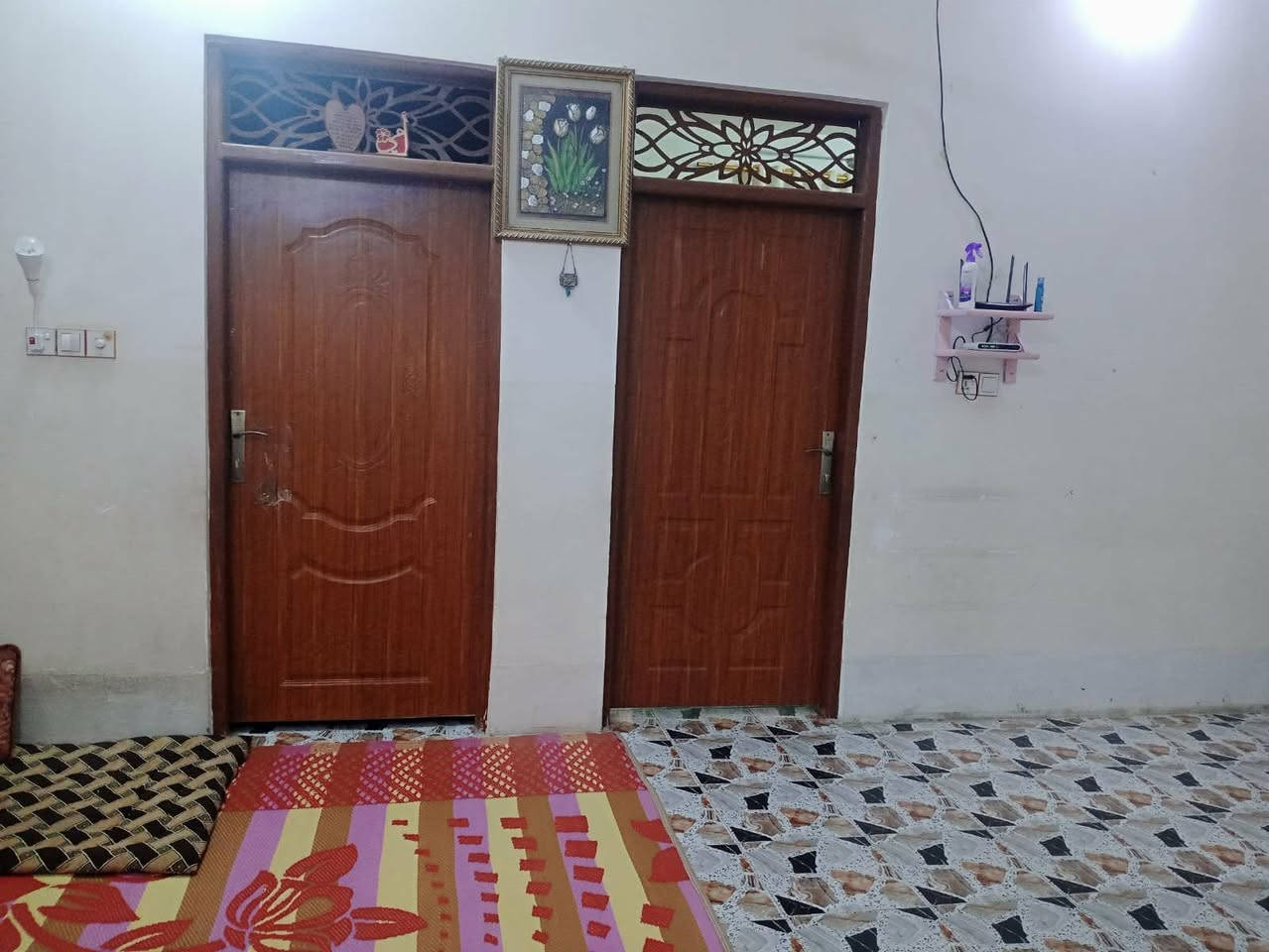 دار للبيع مساحتها 200متر ع طريق المعاره يم حسنيه مال العويسات ثالث بيت عن شارع العام متكون من غرفة نوم عدد 2 وصاله ومطبخ استقبال مجمع صحيات خارجيه سعرها 60وبيها مجال 
اي استفسار اتصل على الرقم التالي 
*********** 
***********
