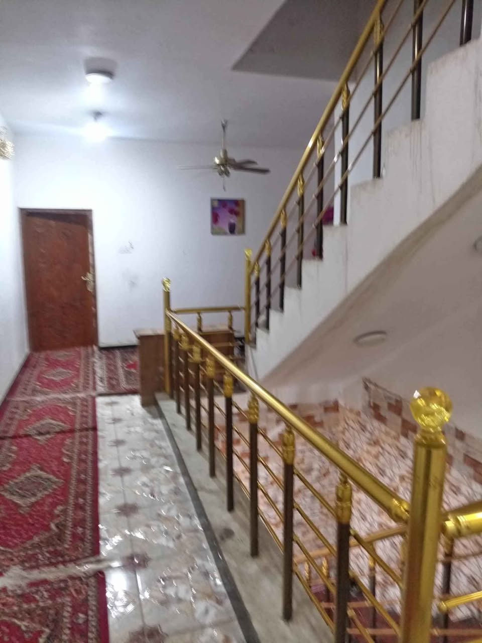 سلام عليكم بيت للبيع 100م 
طابقين ٣غرف او صاله او دوانيه او حمامات ٣٢داخليه 1خارجي عرض الشارع ١٠مترات متوفر جميع الخدمات من ماي كهرباء مجاري شارع سبيس يبعد عن الشارع خامس بيت *********** ناصرية, ذي قار
