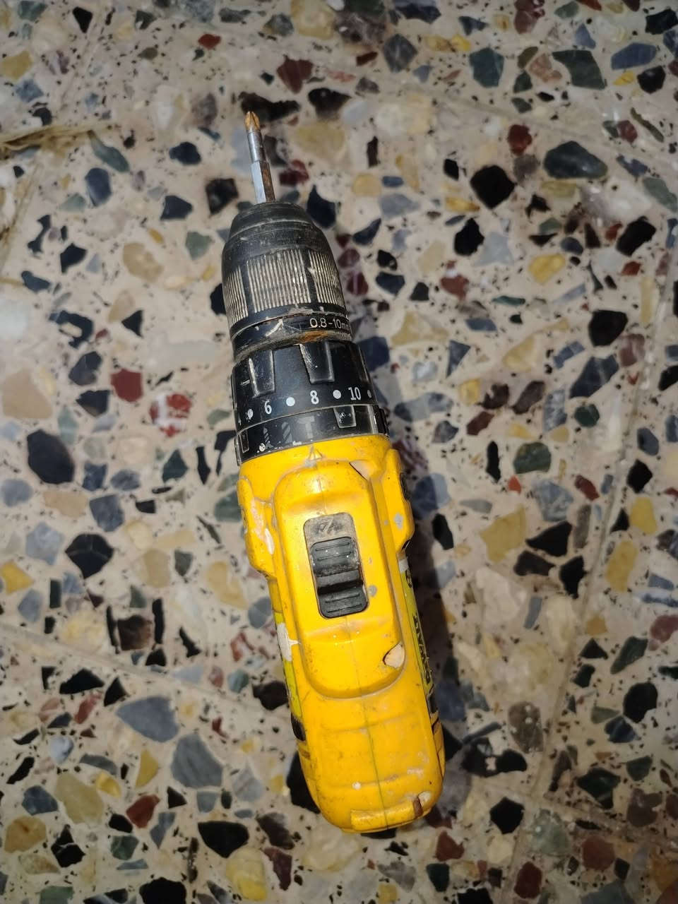 السلام عليكم ادريل بطاريته عاطله شغال للبيع سعر ١٥ مكاني بغداد بداله الإعلام عندي كوسره تشتغل بدون دكمه مباشر ١٠ الف ***********
