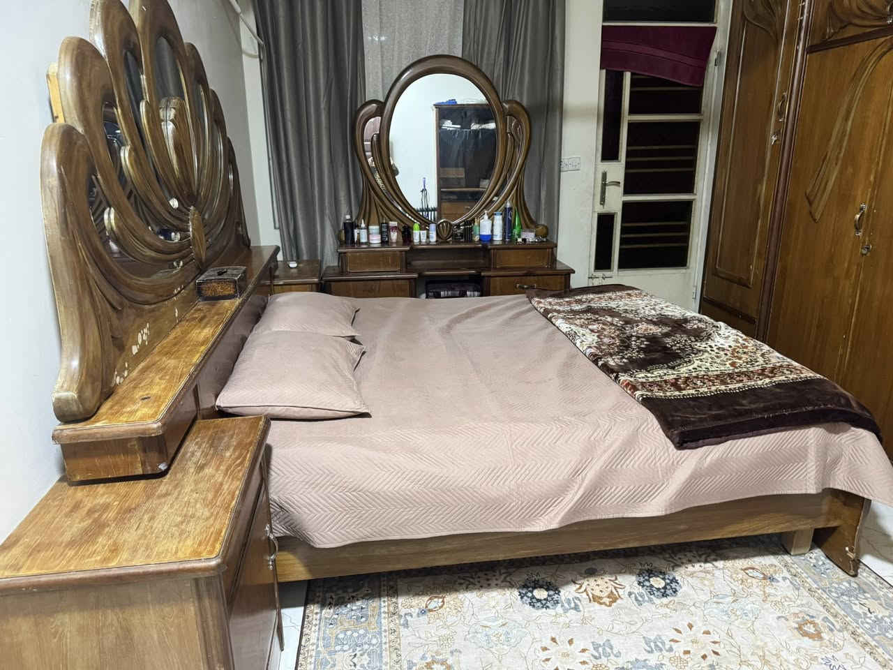 غرفة اريدها بمليون مشتريتها مسبقا ب٣ونص
خشب صاج عراقي ثقيل والغرفة ايظا ضخمة وثقيلة جدا 
للاتصال ***********
او الارسال خاص
