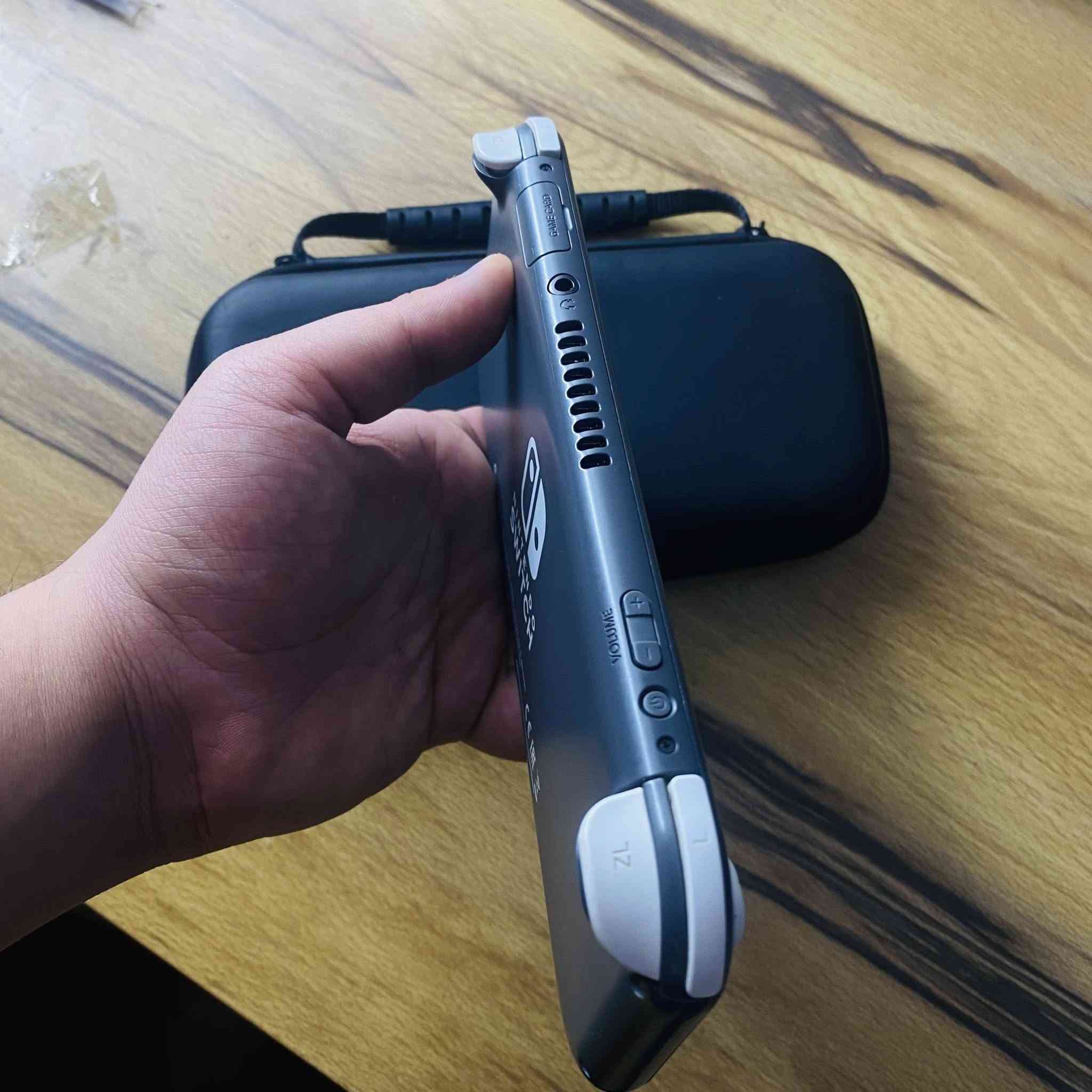 السلام عليكم ، نينتيندو سويتش لايت مهكر للبيع
مرحبا شباب نينتيندو لايت مهكر قطعه نضامين

Online + Offline  تهكير داخلي 

الجهاز شغال وبصوره جدا ممتازة بدون اي خلل او مشكله

سليم من كل النواحي وبنضافه جدا راقيه الشاشه بدون اي خدش او ملاحضه 100%

محمل عليه اقوى الالعاب مثل / 3 fifa 25  / the Witcher 

Hollow / mario odyssey / oodworld 

وغيرهم …

وتكدر تحمل اي لعبه تعجبك مجاناً على النضام المهكر

الجهاز يجي ويا جنطه خاصه باللايت حجم صغير 

وشاحنه نوعيه ممتازه super fast charging 

ذاكره الجهاز 32 + 128 رام خارجي ساندسك الترا اصلي

سعر الجهاز 200 الف نهائي 

العنوان / بغداد - البياع - شرطة الخامسة 

الرقم / ***********

يوجد توصيل لجميع المناطق والمحافظات
