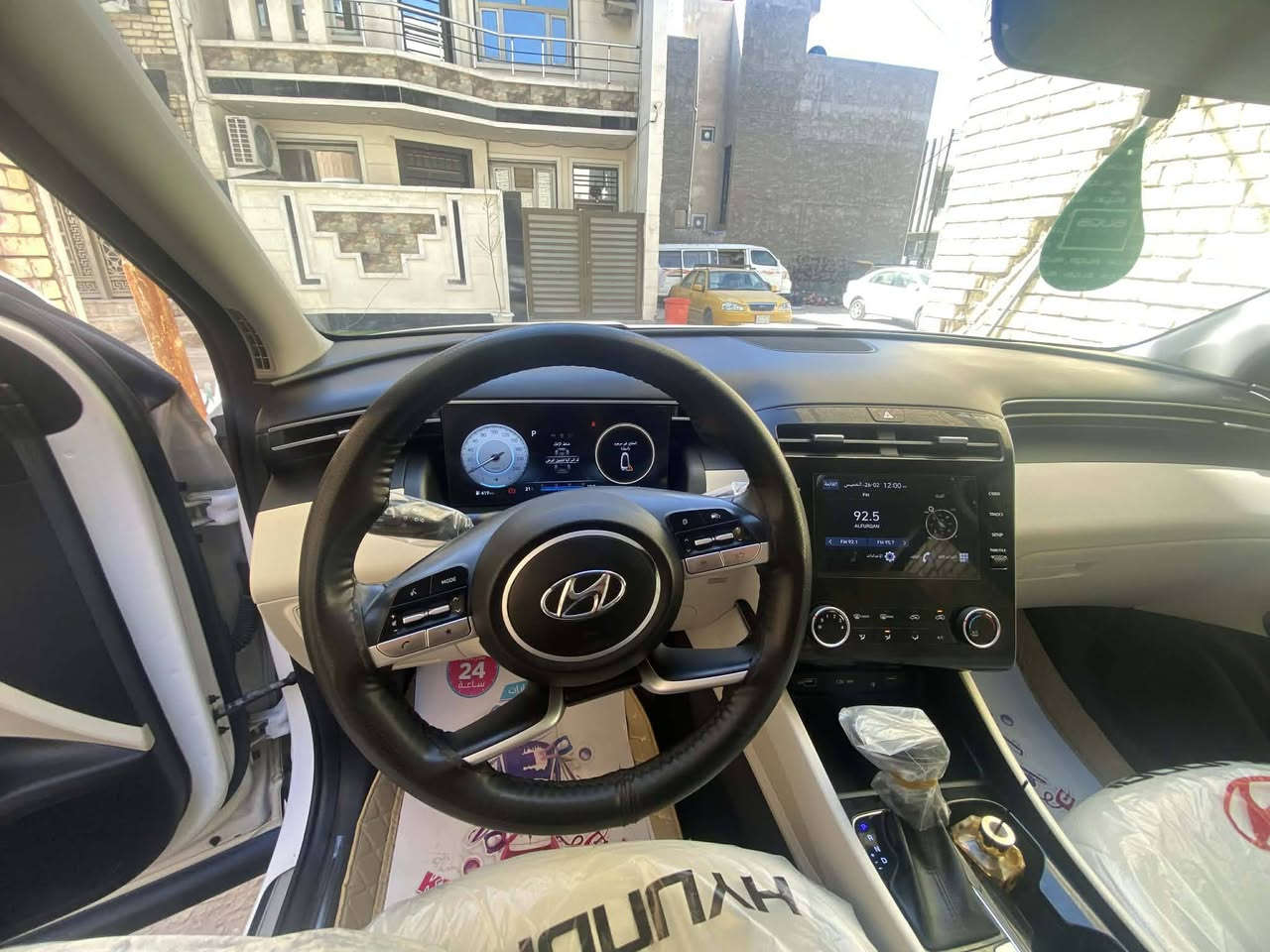 توسان خليجي 24 ماشية 38 الف كيلو
رقم بغداد 
حجم المحرك 2000دوش
بصمة
تشغيل عن بعد
كشنات كهربائيه
داخل مخمل
حساسات امامية وخلفية
دخول ذكي 
لايت زنون +لد 
لايت امامي يشتغل وي حركة الستيرن
تبريد قطعتين 
تلث انظمة قيادة 
وبعد بيهه مواصفات هواي وسياره نضيفه
السعر 217
رقم الهاتف ***********
