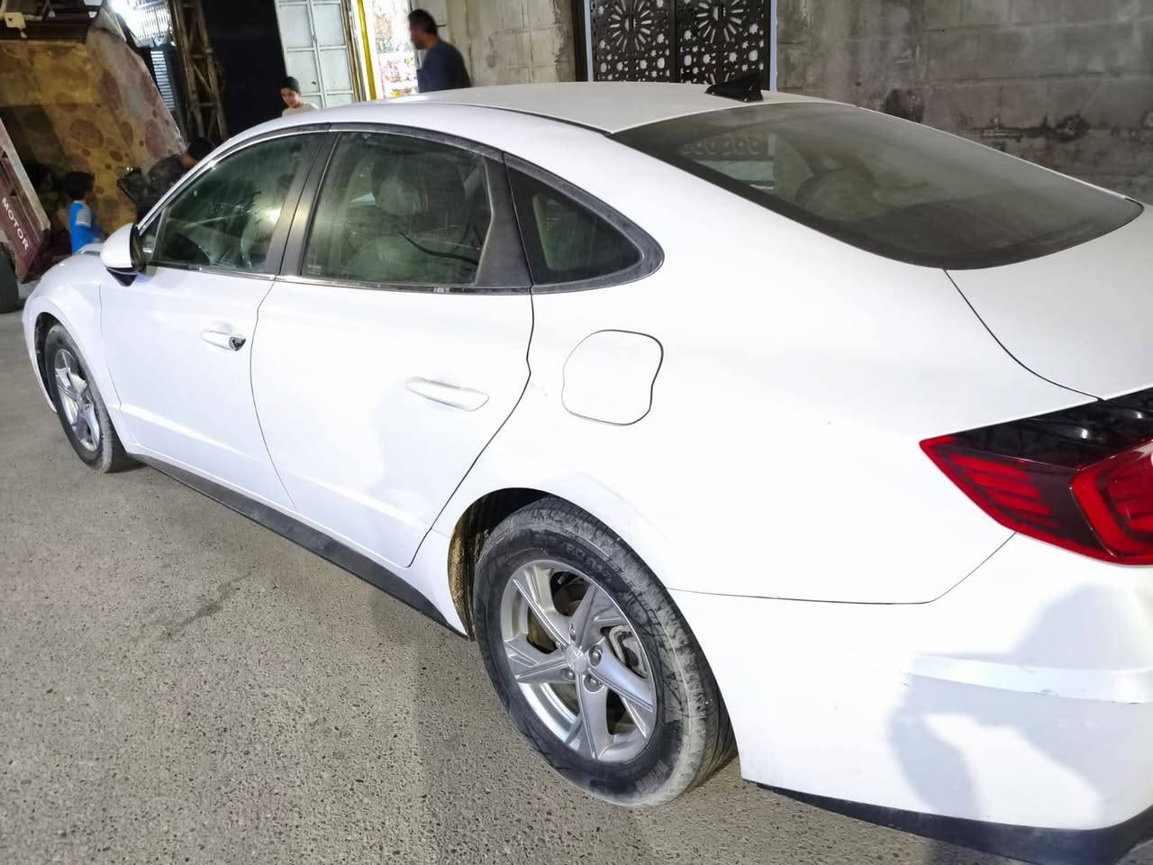 السلام عليكم
سيارة سوناتا وارد امريكي للبيع 
سيارةستخدام شخصي حيل نضيفه ماشيه 55 
بسمي السياره 
سعر السيارة 177وبيها مجال 
العنوان البصره 
رقم الهاتف ***********
