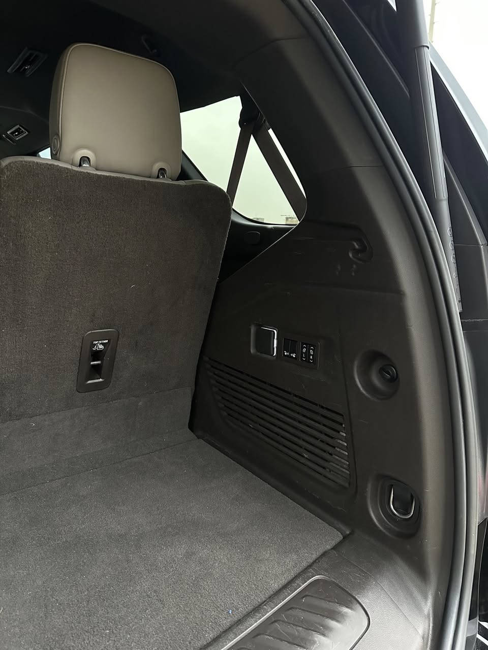 جمسي 2021SLT فوول فول مواصفات
5خمس كاميرات 
بانوراما
داخل جلد 
كشنات تبريد تدفئة
شاشات خلفية
كشنات خلفية كهرباء
داخل جلد 
شحن لاسلكي
كشن هزاز
كشن خزن ميموري 
بصمة
صندوق كهربائي 
ابواب بصمة  
شاشة كبيرة  
تشغيل عن بعد 
كشنات كهربائية 
رادارات 
محرك 5.3( المرغوب)
تحكم ستيرن فول 
حساسات امامي خلفي
نظام تحذير اصطدام 
نظام تنبيه عند خروج من المسار 
حاجب زنون 
٧ راكب 
نظام زنون اصلي 
كروس سرعة 
حساسات جانبية 
نظام سير على المسار 
ماشية ٦٠ الف حقيقي 
السيارة بيها جاملغ امامي مبدل وبونيت مصبوغ بدون شاصي شرط الفحص وكير ومحرك بشرط مامفتوح 
السيارة رقم اربيل بأسمي شخصي هزة وفحص وسنوية جديد 
تريد التحويل او الوكالة حاضر 
السعر 418$ وماكو ارخص من هيج سعر بكل السوك
مكان السيارة اربيل 
***********
