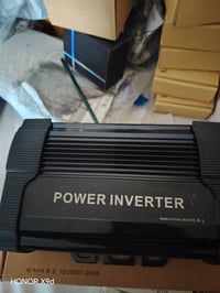 هذا الجهاز هو عاكس طاقة (Power Inverter) يُستخدم لتحويل التيار المستمر...