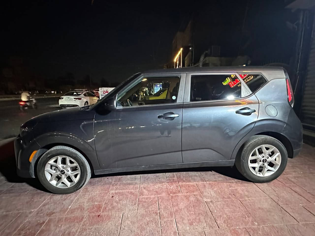🚗 كيا صول LX موديل 2024 للبيع 🚗
 المحرك: 2000 دوش (اقتصادي وقوي جداً)
 الحالة: دخول جديد للعراق (بدون رقم - فحص مؤقت فقط)
ماشية 47 ألف 
 الحادث (مرفق): سطحي بسيط (دعامية وباب صندوق خلفي فقط)
✨ المواصفات والأنظمة:
 رادار أمامي + رادار خلفي
 أنظمة أمان متكاملة (الحفاظ على المسار وتنبيه الاصطدام)
 شاشة كبيرة.
 كاميرا خلفية دوارة 
 بصمة سويج.
📍 مكاني : بغداد - الحبيبية
📞 للتواصل: ***********
