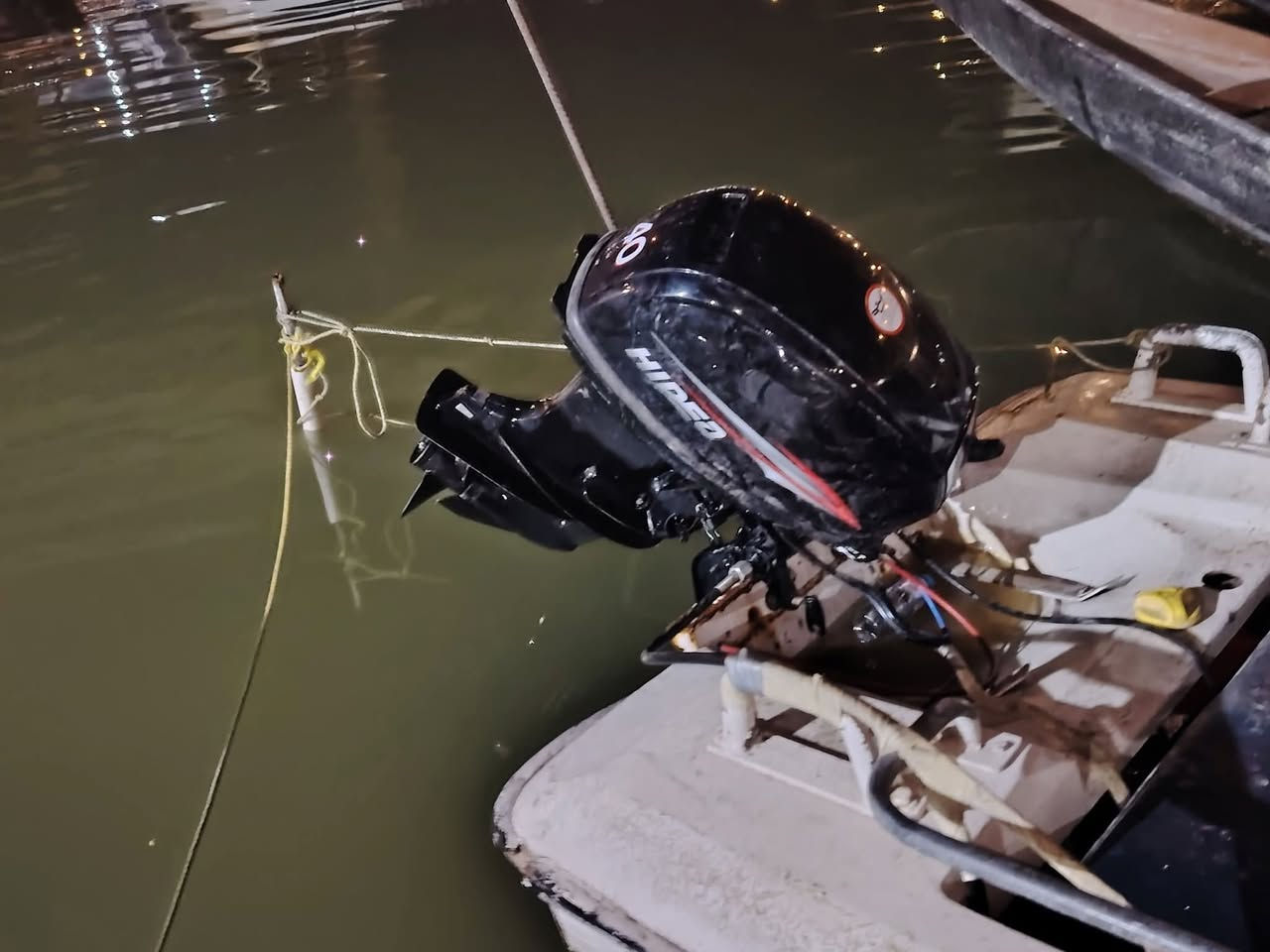 زورق للبيع بدون مكينه 800بدون ستيرن موجود بل كورنيش عشار *********** يذا هوه والمحرك 2مليون 600
