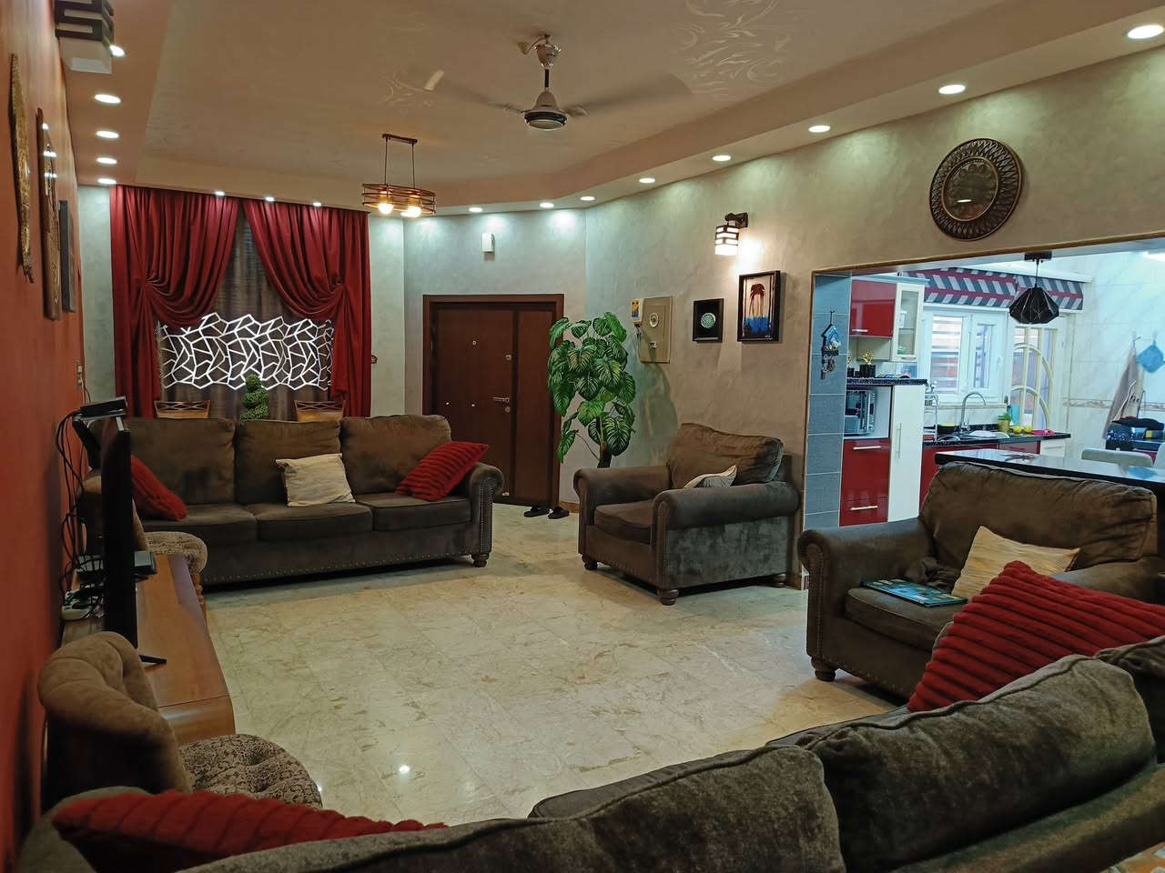 دار للبيع في حي الجزائر شارع المطاعم مساحة 600م²
*********** هذا رقم صاحب البيت 
فرع گصابية لحوم الجزائر ثاني باب على اليسار
