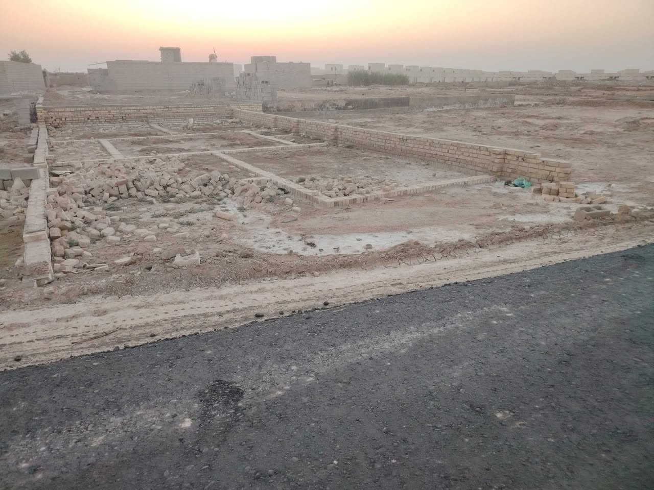 قطع للبيع قريه عباده الثانيه المساحه 700يعني 3قطع ونص خدمات كامله سعر القطعه الوحده 20 وبيهه مجال اي استفسار الاتصال ع رقم ***********
