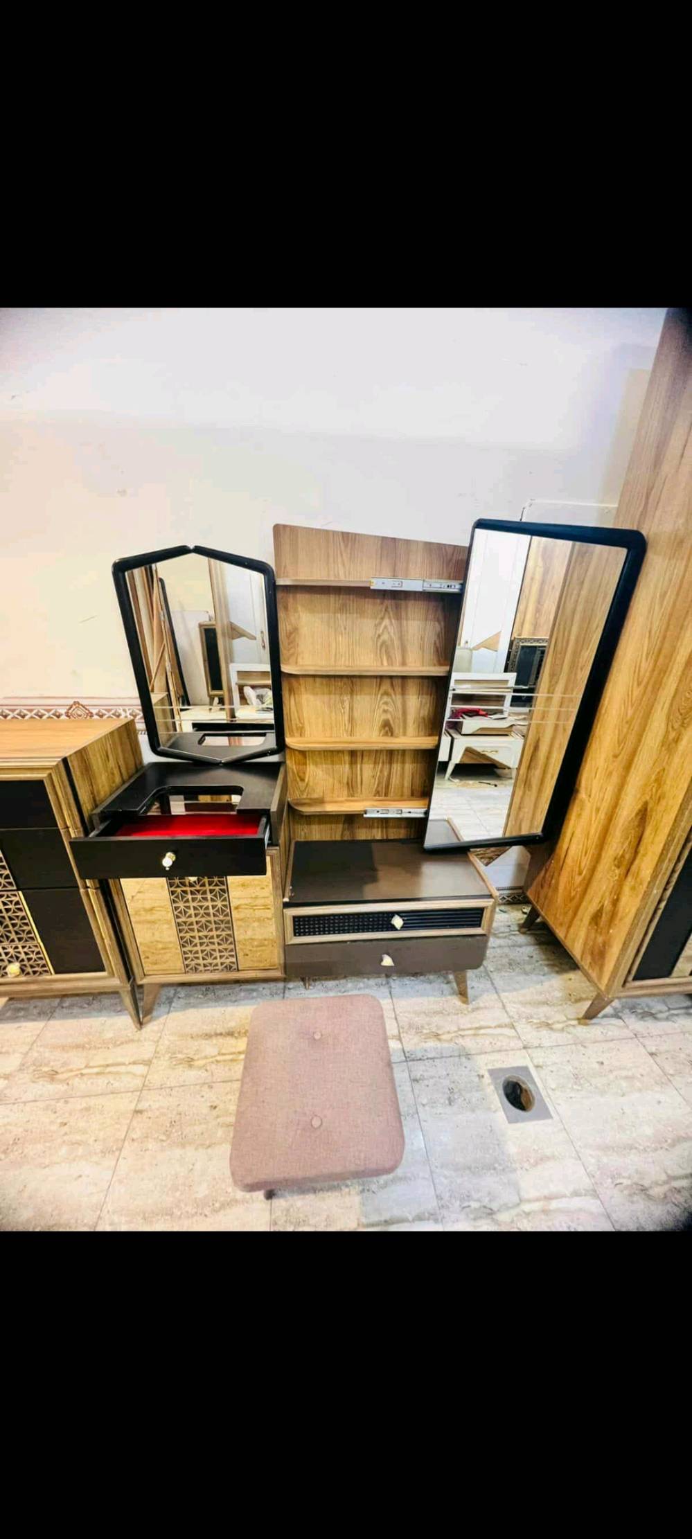 غرفة نوم جديدة ومميزة للبيع، مصنوعة من الخشب الفاخر مع تصميم أنيق يتكون من سرير، خزانة ملابس، ومجموعة شزنات مع مرآة.

تتميز الخزانة بتصميم حديث مع مساحة وافرة لتخزين الملابس والأغراض الشخصية. السرير مريح ومصمم ليناسب مختلف الديكورات. 

الخشب متين وعالي الجودة، ويوفر مظهرًا عصريًا وأنيقًا للغرفة. فرصة رائعة لمن يبحث عن جودة وشكل جميل في نفس الوقت.