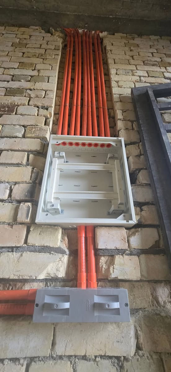 ابو مرتضى للتأسيسات الكهربائية العامة بنظام السيمنس والبوري بأجود المهارات الاساسية للعمل خبرة على مدى 10سنوات يمكنكم التواصل على الرقم  *********** وبخدمتكم
