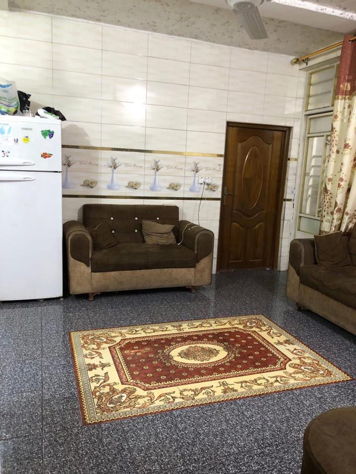 السلام عليكم
بيت للبيع المساحة 100متر 
الواجهه 5 النزال 20 طابو صرف ترميم جديد مسلح
-مدخلين
-استقبال حولي جبير 
-يحتوي على ثلاث غرف نوم
-شارع عريض 15متر 
العنوان شارع الصحة مقابل مطعم محمد الكردي 
للإستفسار ***********
السعر 195 وبي مجال
