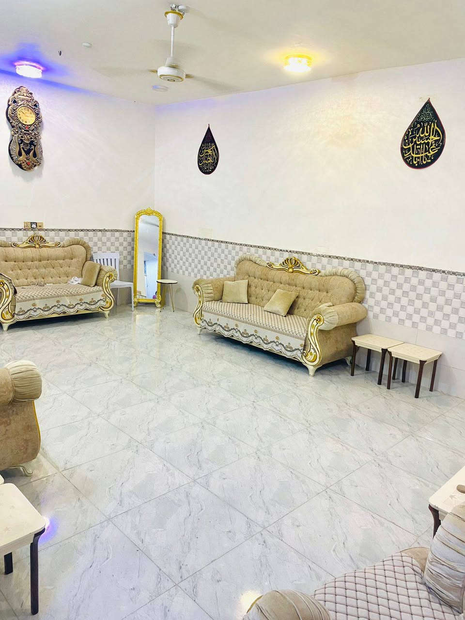 بيت ٣٠٠متر ركن طابق واحد الكوت الجديدة شارع بيت حايف قريب شارع العام 
غرفتين ٤×٥
صالتين صاله بيه صحيات ودرج وصاله مفتوحه عل مطبخ
استقبال ٧ونص × ٥ مع كليدور 
مطبخ ٤× ٧ 
ممر من الجانب متر 1 ومن الخلف مترين2 
***********للستفسار 

طرمه +كراج + صحيات داخلية وخارجية
