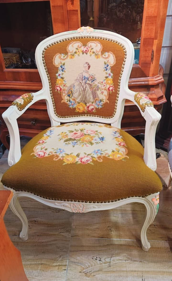 تخم. كراسي قديم اصلي فرنسي محل سليمانيه سروري وات ساب ***********

