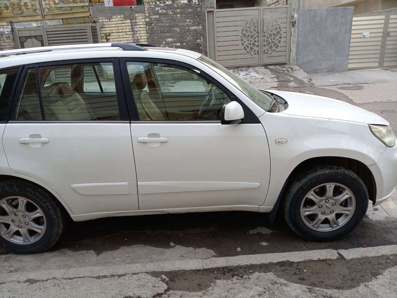 شيري تيجو 2013 محرك 1800 بدون صبغ بدون تبديل محرك كير كلج جديد شاشة كامرة خلفية دوشمة أرضية جديدة بطارية جديدة قايش رولات تمن كيس جديد تبريدجديد راديتر جديد ما زدات جديدة مروحة إضافية ادامة كاملة سيارة مكفولة ماعدى صبغ الدعامية الأمامية والكرن الخلفي وسونار موجود منضومة بانزين تبديل كامل تانكي فيت بمب اكلاص نوزلات ابلكات صالنصة كاملة دكشن حار شريط ستيرن  شمعات خلفية دسكات خلفية تايرات نظيفة كهربائيات كاملة داخل وخارج واكو شغلات مبدله وناسي اذكرهة رقم بغداد بسمي ***********
