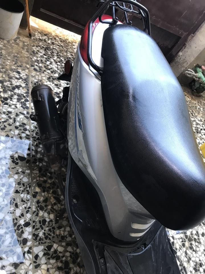 سلام عليكم 
دراجة للبيع ابريز بغبغاء نوزل خطين 
دراجه حلوه محرك  مكفول كهربائيات ما بيه نقص 
كفرات  بلادي مختمه مثل ما واضح بل صور 
سعر 900 بيه مجال شي بسيط
رقم *********** 
بغداد الزعفرانية
