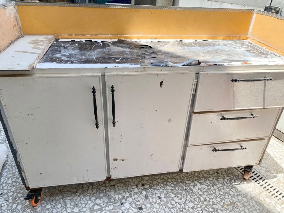 ميز بسطيه مال چاي جديد ومرتب وما مستخدم مده قليله جداً بيه جرارات واسعه وبابين يأخذون هواي غراض القياس متر ونص في ٨٠ 
المكان كربلاء للاستفسار عن السعر التواصل على الرقم 
***********
