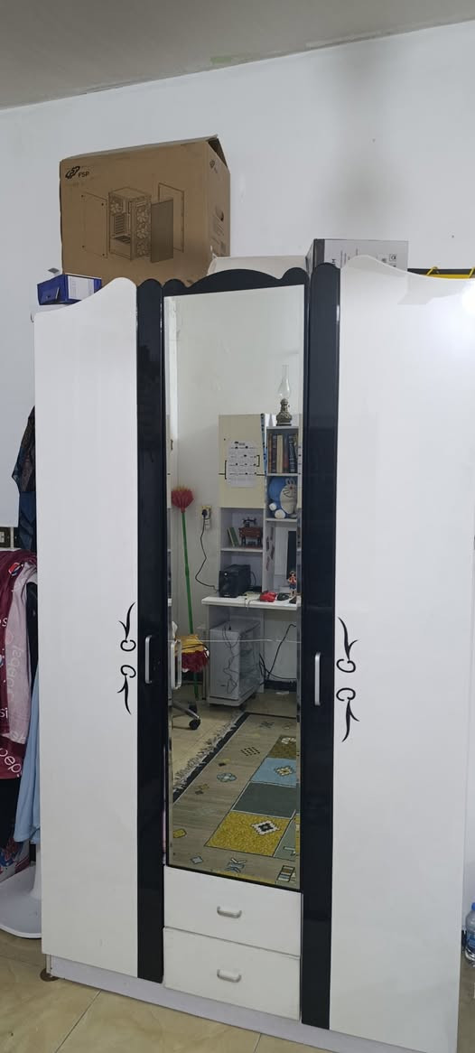 غرفة نوم شبابية من ٨ قطع 
اكو اضرار بسيطة بالكنتور وبميز المراية بسبب سوء النقل اول ما اخذتها 
أما باقي القطع نضيفة وجديدة سعرها ٤٠٠ وبيها مجال 
تواصلو  واتساب ***********
