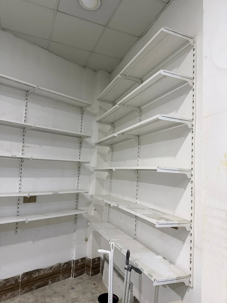 سلام عليكم رفوف جدااري ومتحرك جديد للبيع.
المتحرك 5 قطع  مااعرف بيش سعرهم 

الايريدهم خلي يخابر أو يراسل وهذا رقمي  ***********

عنوان رحيماوه
