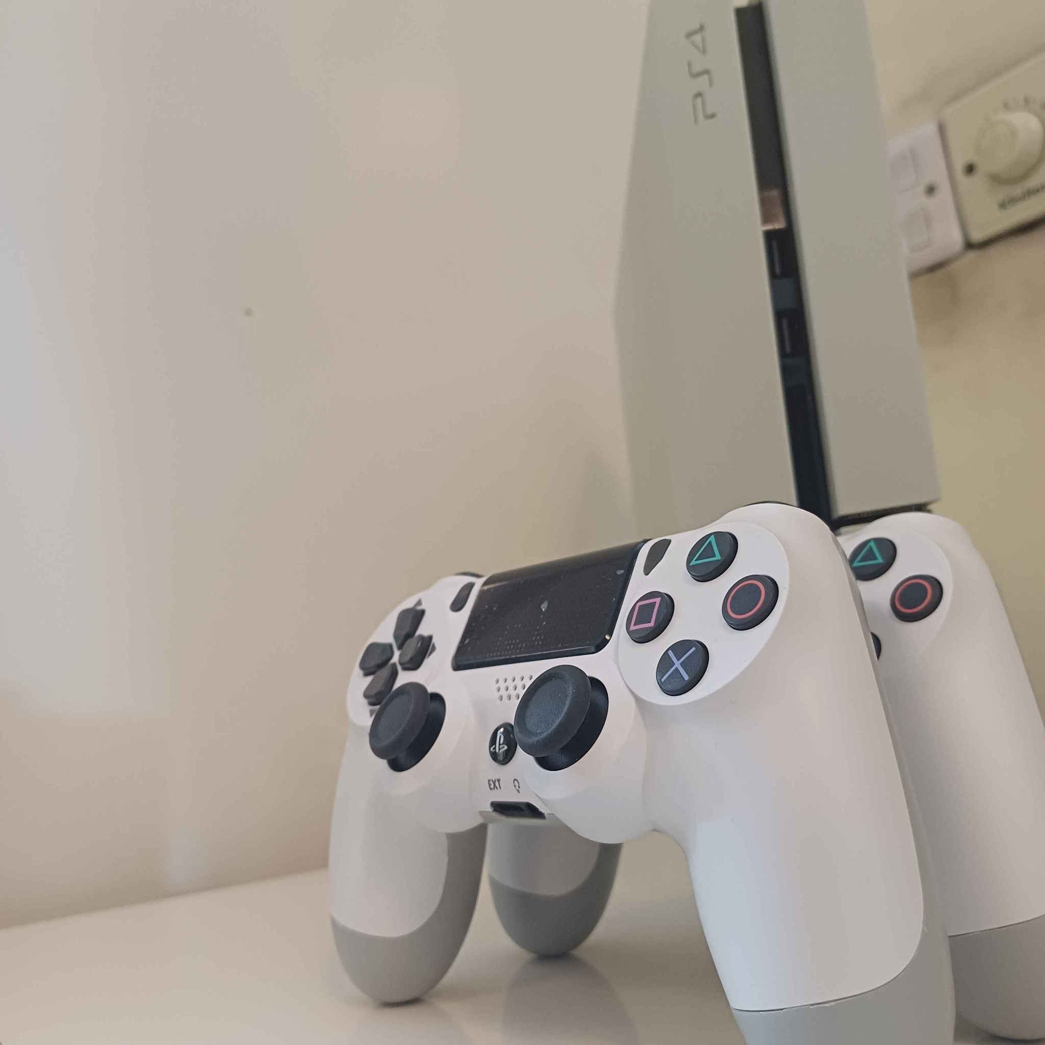 بلي ٤ مهكر بالة ( غير مستخدم ) 
  : نضافة مفولة مثل ماموجود بالصور 
ذاكرة : ٥٠٠ كـيكا . 
جوستكات ٢ : ( درجة اولى مع الضمان الحقيقي)
ملحقات كيبل كهرباء وشحن وكيبل HDMI 
الجهاز متروس العاب حديثة وقوية 
السعر : 245 الف 
مكاني بغداد الحرية الاولى ( توصيل متوفر )
*********** واتساب او اتصال بغداد, العراق
