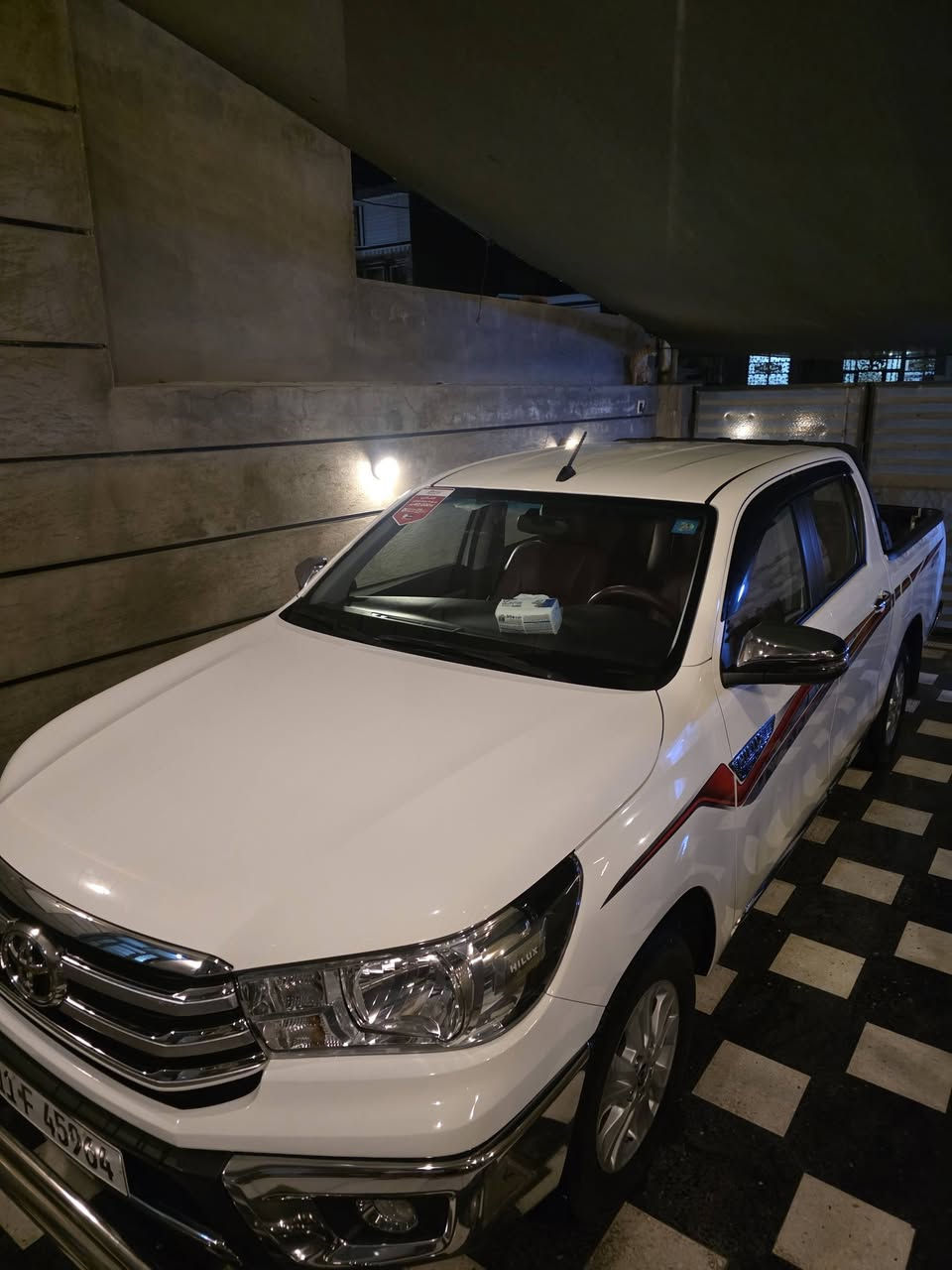 السلام عليكم هيلوكس مكفوله ضمان شركة ساز
السياره ماشيه 13الف 
السعر 305$  وبيهه مجال 
الاتصال    ***********
