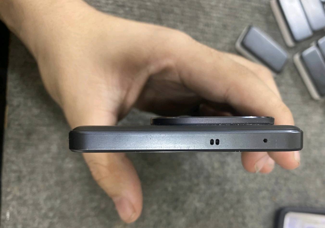 ​📱 للبيع: iQOO Z10 Turbo Pro
​يعتبر هذا الهاتف الخيار المثالي لعشاق الألعاب (Gamers) والمستخدمين الذين يبحثون عن أداء قوي وشحن فائق السرعة.
​🚀 الأداء والمعالج
​المعالج: Qualcomm Snapdragon 8s Gen 4 (بمعمارية 4 نانومتر)، يقدم أداءً يقترب من الهواتف الرائدة.
​شريحة الألعاب: مزود برقاقة Q1 المستقلة لتعزيز معدل الإطارات في الألعاب الثقيلة.
​الذاكرة (RAM): متوفر بخيارات 12 أو 16 جيجابايت (LPDDR5X).
​التخزين: 256 أو 512 جيجابايت (UFS 4.1) فائق السرعة.
​📺 الشاشة (تجربة بصرية مذهلة)
​النوع: AMOLED بحجم 6.78 إنش.
​معدل التحديث: 144Hz لسلاسة فائقة في التصفح والألعاب.
​السطوع: يصل إلى 4400 شمعة (Peak Brightness) لرؤية واضحة جداً تحت الشمس.
​الدقة: 1.5K (1260 × 2800 بكسل).
​🔋 البطارية والشحن
​البطارية: ضخمة بسعة 7000 مللي أمبير (من نوع السيليكون كربون المتطور لجسم نحيف وسعة أكبر).
​سرعة الشحن: 120W، يشحن من 0 إلى 100% في حوالي 33 دقيقة فقط!
​📸 الكاميرا والتصميم
​الكاميرا الخلفية: مزدوجة، الأساسية بدقة 50 ميجابكسل بمستشعر Sony LYT-600 مع مثبت بصري OIS.
​الكاميرا الواسعة: 8 ميجابكسل Ultra-wide.
​كاميرا السيلفي: 16 ميجابكسل.
​التصميم: نحيف (8.1 ملم) رغم حجم البطارية، مع مقاومة للغبار والماء بمعيار IP65.
​✅ مميزات إضافية للمشتري:
​يدعم شبكات الـ 5G.
​نظام تشغيل Android 15 مع واجهة OriginOS 5.
​مكبرات صوت ستيريو مزدوجة لتجربة صوتية محيطية.
​بصمة إصبع مدمجة تحت الشاشة (سريعة جداً) مكاني بغداد باب المعضم يم سيطرة الفضل
شنو موديل الجهاز بالتحديد؟: 
iqoo z10 turbo pro
وين موقعك للبيع؟: 
بغداد باب المعظم 
شنو سعة التخزين الداخلية للجهاز؟: 
256
هل الهاتف بيه ضمان؟: 
لا
هل الجهاز يجي مع إكسسوارات، مثل الشاحن أو سماعات الأذن؟: 
شاحن فقط