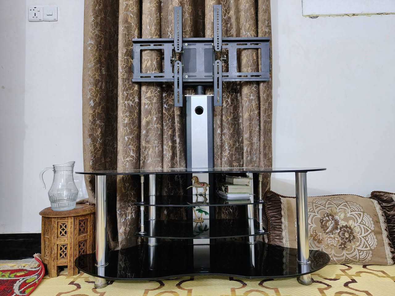 ميز بلازمه زجاج  أخو الجديد
 الارتفاع مالته متر ونص متحرك 
الاتصال على رقم الهاتف ***********
السعر 75 وبيه مجال
