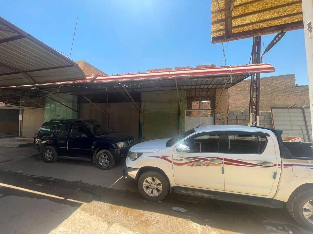 دار سكنية للبيع
فرصة مميزة للاستثمار أو السكن.

📍 مواصفات العقار

* المساحة: 300 متر مربع
* البناء: طابقان
* عمر البناء: من سبعينيات 
* الواجهة: 12 متر
* العمق (النزال): 25 متر
* الدار جاهزة للسكن وبحالة جيدة
* العقار مؤجر حاليًا بإيجار شهري 250 ألف
* يحتوي على 4 محلات تجارية
* أحد المحلات مؤجر حاليًا
* ⁠✅ مناسب للسكن أو للاستثمار 
العنوان الغربيه شارع باب الحاره
📞 للاستفسار والمعاينة يرجى التواصل على:
رقم الهاتف ***********
 سعر (150) مليون وقابل للتفاوض
