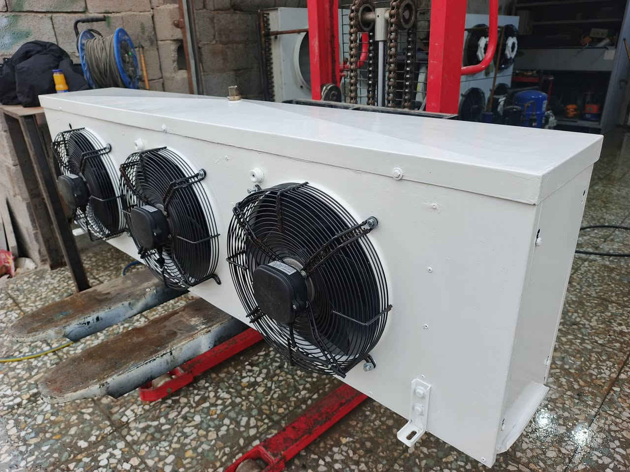 سلام عليكم لبيع جهاز تجميد وتبريد طن 8.5 جهاز نضافة عالية جدا بورد شنايدر فرنسي جهاز كامل عنواني بغداد الستفسار ***********
