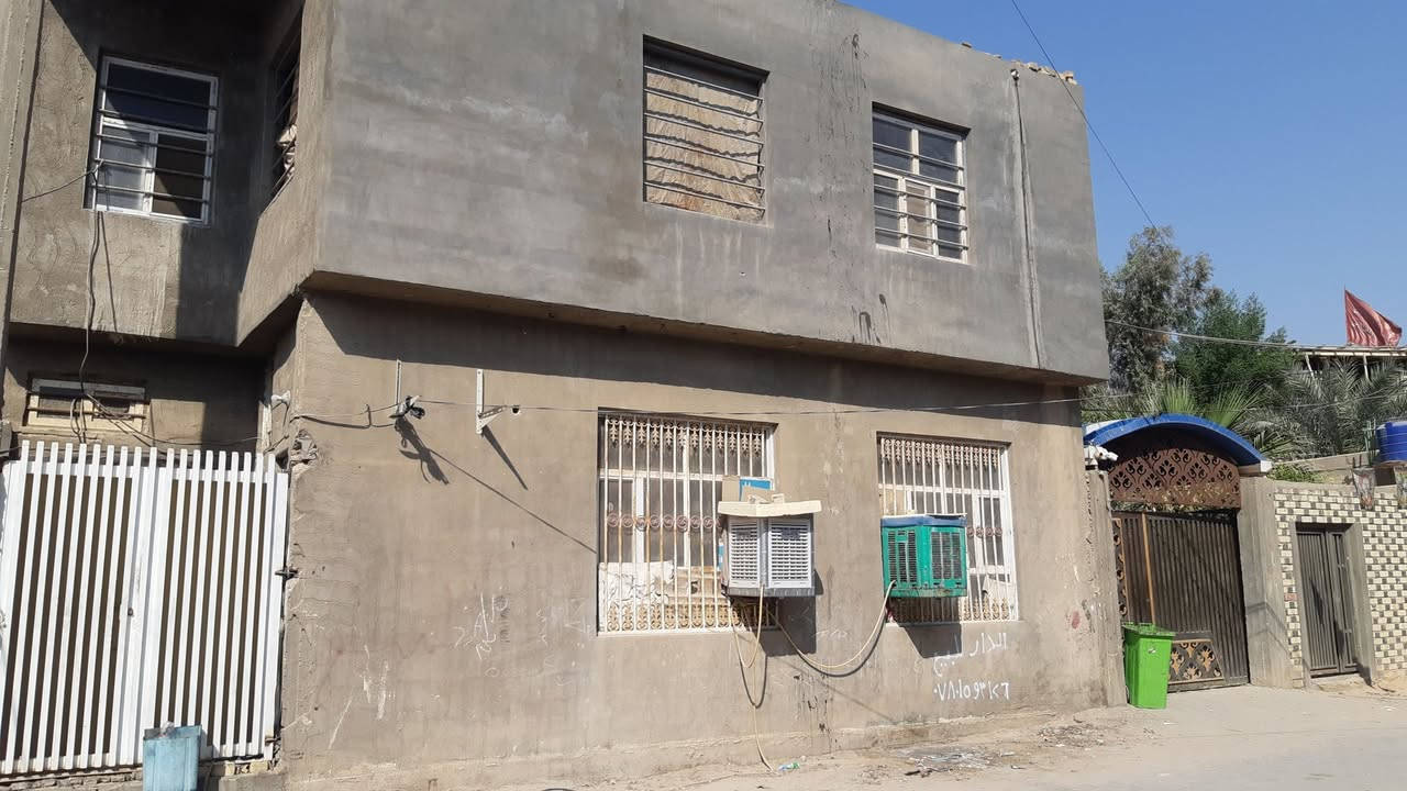 دار للبيع طابو صرف  مساحة 100م واجهه 11م ونزال 9.5 طابقين بناء حديث كونكرين الطابق الاول استقبال  ٨×٤ وصالة ٥×٥ ومطبخ ٥×٤  مع صحيات خارجية وداخلية الطابق الثاني  3 غرف نوم وحده من الغرف سويت كاملة والغرفتين يحتاجن تكملة العنوان كوفة حي الفرات قرب اعدادية الكوفة للبنين  السعر 80 وبي مجال ... ***********
