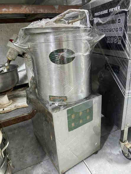 السلام عليكم متوفرة أدوات مطعم مستعملة استعمال ٣ اشهر مكاني كربلاء طويرج  بعد اكو هواي غراض ممصورهن خابرني و انطيك تفاصيل ***********
