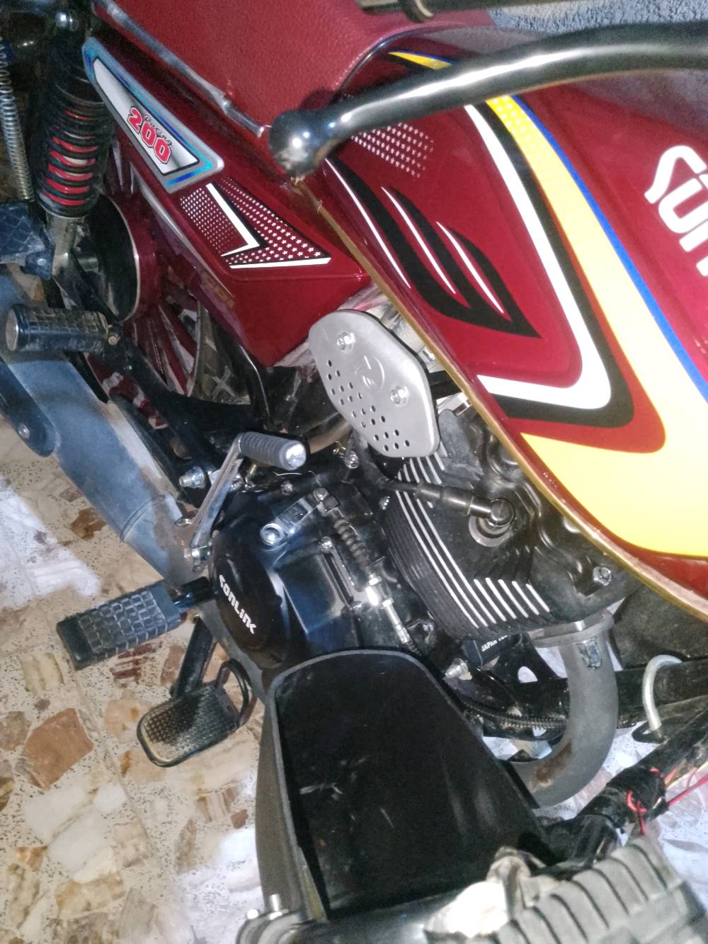 دراجة نارية سونلينك 200 للبيع بحالة ممتازة. اللون الأحمر اللامع مع تصميم أنيق وعصري. الدراجة مزودة بعدادات رقمية وإضاءة LED. مناسبة للتنقل داخل المدينة والسفر القصير. للاستفسار أكثر والتفاوض على السعر، يرجى التواصل.